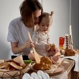 Дети кушают, мамы слушают